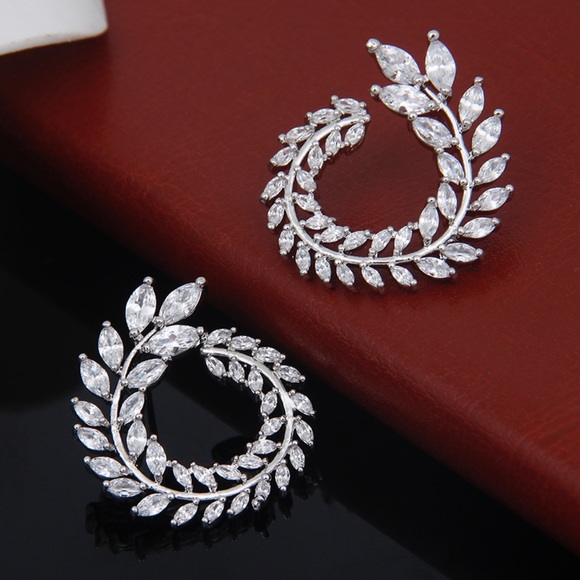 3/$30 DELICATE CRYSTAL LEAVES SILVER EARRINGS STUD - Picture 4 of 10